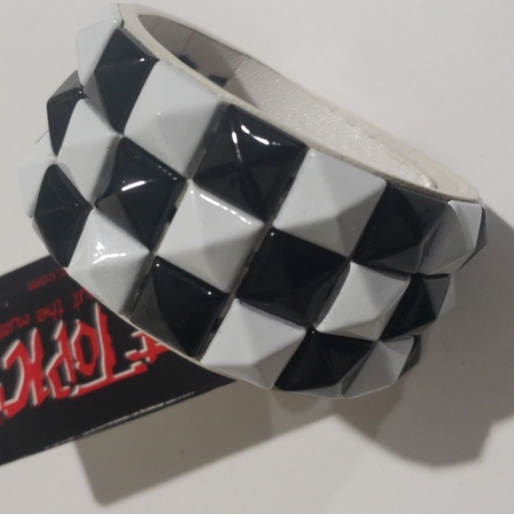 Chunky Snap Closure Bracelet Elegant Black & Write - Women's Fashion Jewelry - Picture 6 of 7